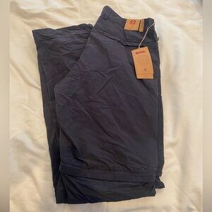 Men’s FjallRaven light weight zip-off cargo pocket pant.